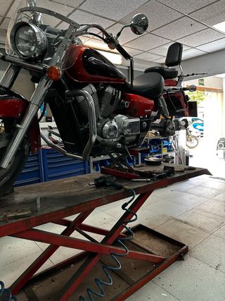 Mecánico motos en tiempo libre. 