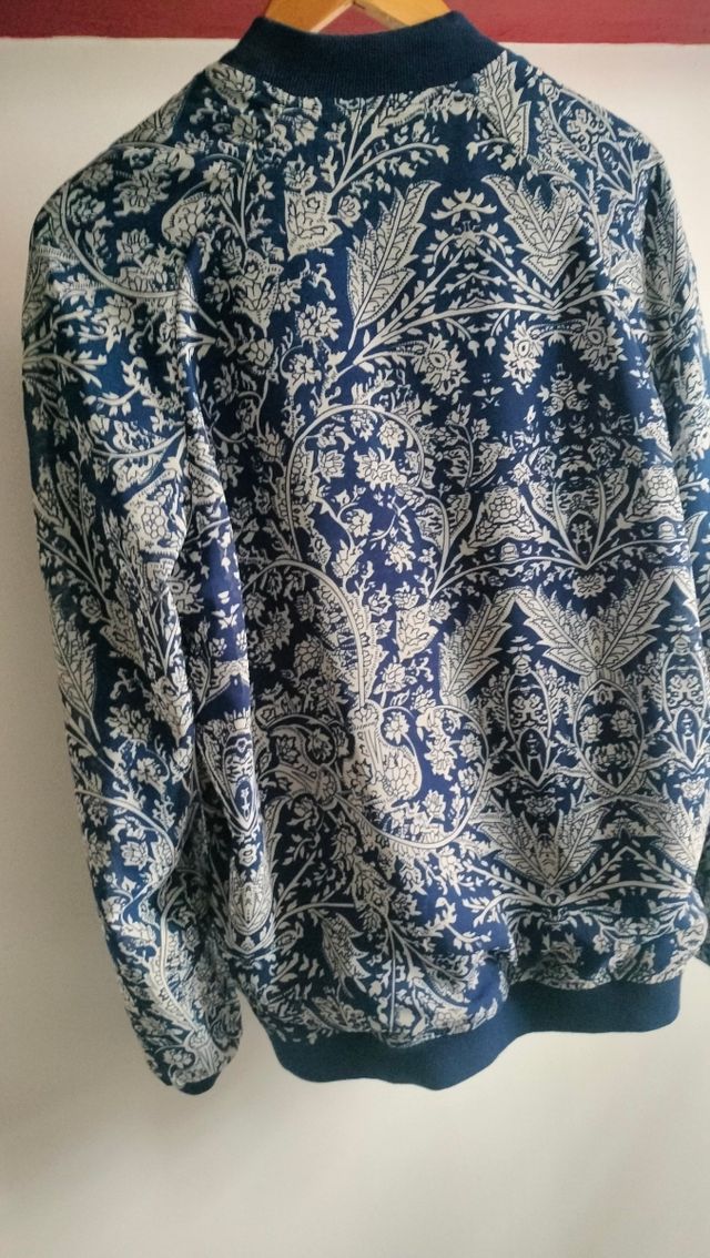 Chaqueta Bomber Estampada Azul y Blanco