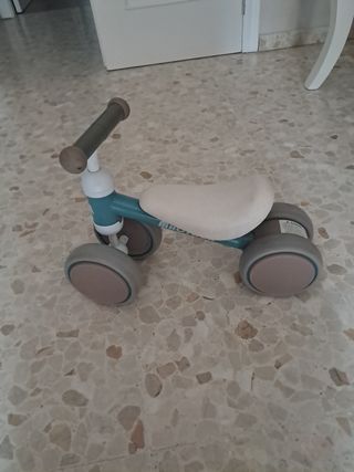Triciclo infantil azul y blanco