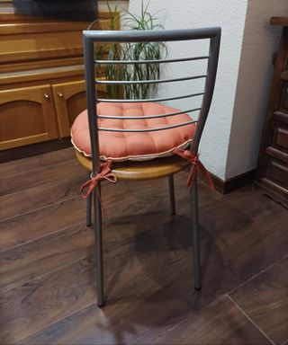 Silla metálica con cojín naranja