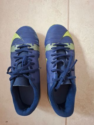 Botas de fútbol Nike azules y amarillas