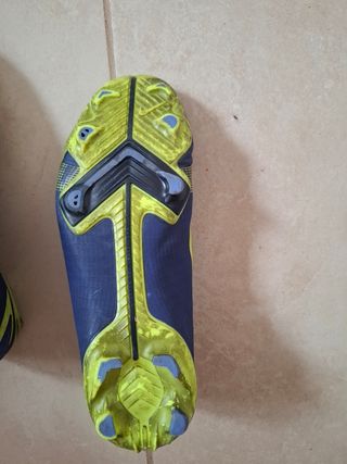 Botas de fútbol Nike azules y amarillas