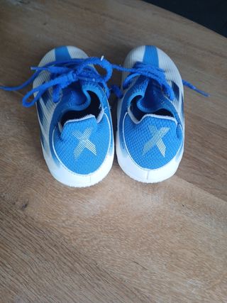 Botas de fútbol Adidas blancas y azules 36
