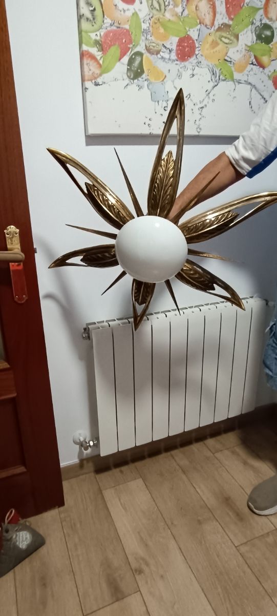 Lámpara antigua dorada estilo sol de techo. 