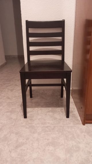 Sillas de madera oscuras