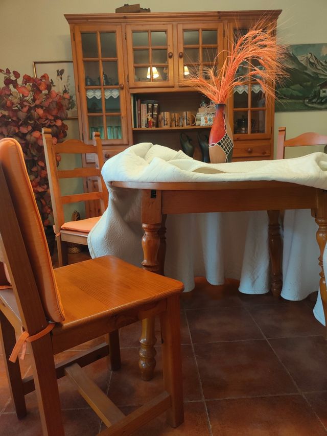 Mesa provenzal con cristal y 4 sillas