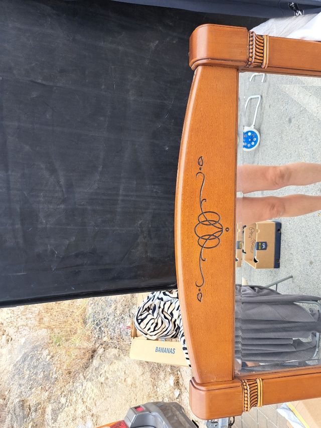 Espejo de madera con marco decorado