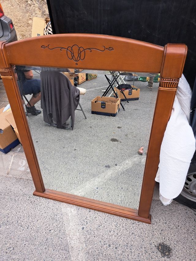 Espejo de madera con marco decorado