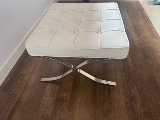 Due (2) panche pouf bianche con gambe in argento