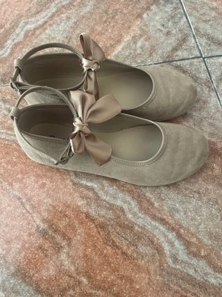 Zapatos niña beige con lazo