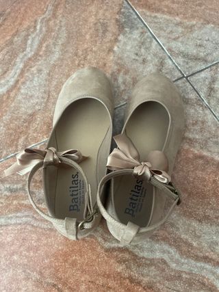 Zapatos niña beige con lazo