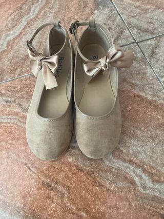 Zapatos niña beige con lazo
