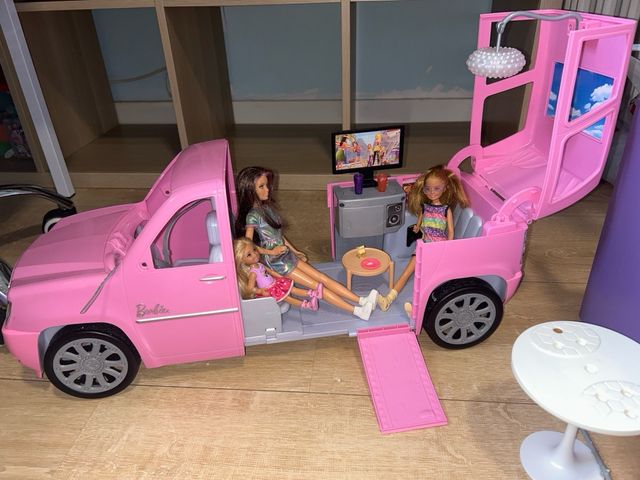 Limusina Barbie Rosa con Muñecas
