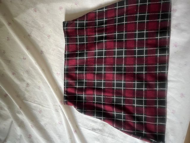 Falda de cuadros roja y negra ajustada