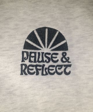Jersey gris con estampado Pause & Reflect