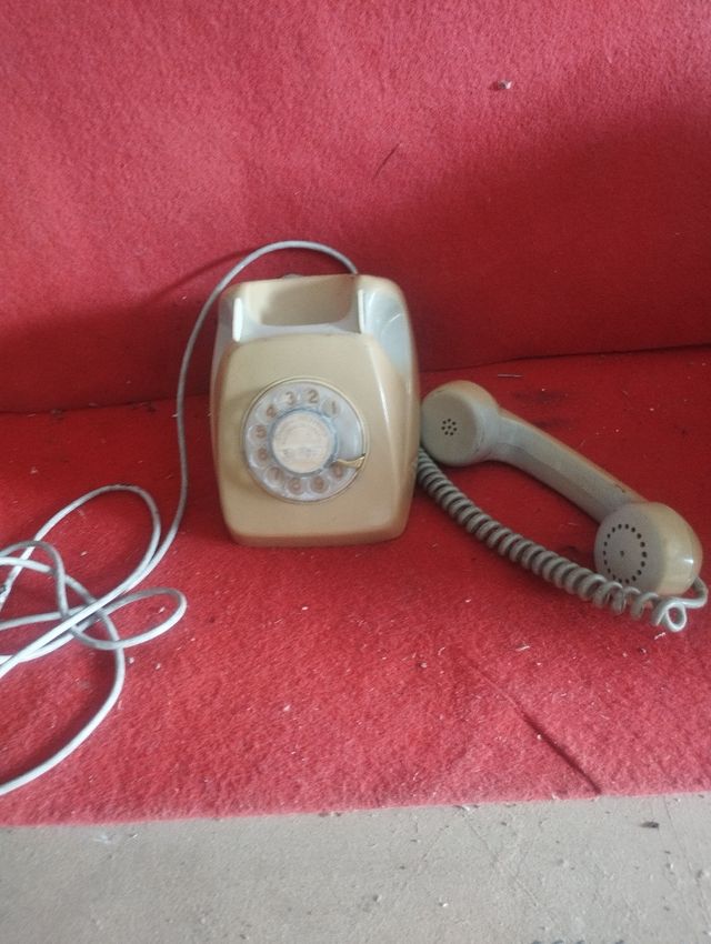 Vecchio telefono beige un po' sbiadito
