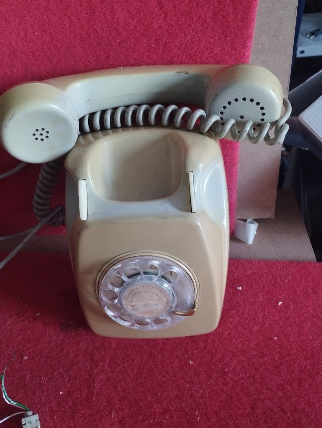 Vecchio telefono beige un po' sbiadito