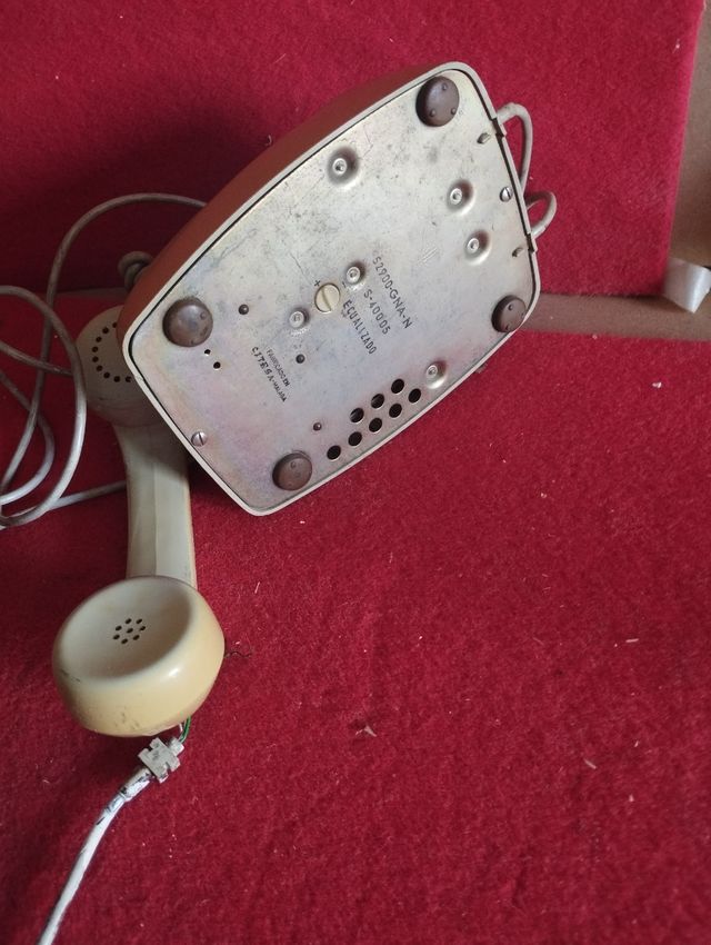 Vecchio telefono beige un po' sbiadito