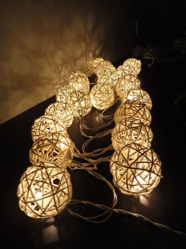 Guirnalda de luces con bolas de madera beige