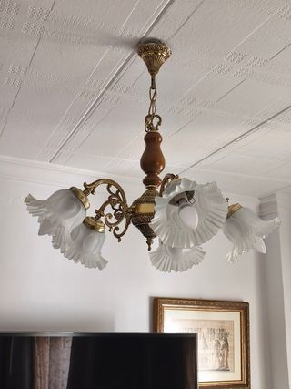 Lámpara de salón dorada y blanca