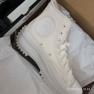 Converse sin estrenar color crema.

