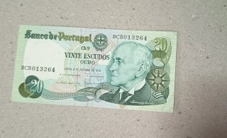Varios billetes antiguos