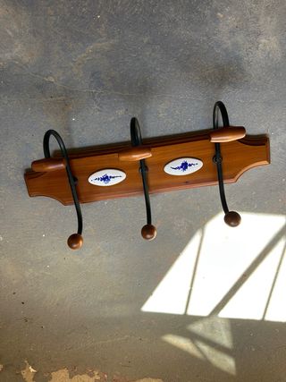 Perchero de madera con adornos de cerámica