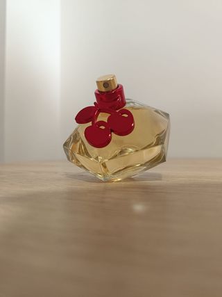 Perfume Colonia con detalle de cerezas