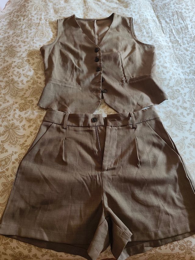 Conjunto Chaleco y Pantalón Corto Marrón