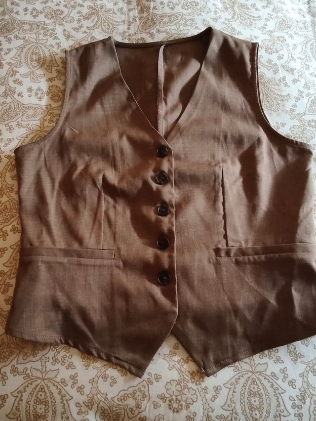 Conjunto Chaleco y Pantalón Corto Marrón