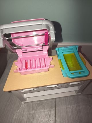 Cocina Barbie con plastilina (no incluida)