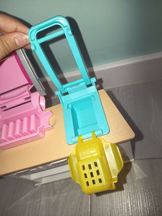 Cocina Barbie con plastilina (no incluida)