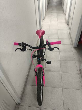 Bicicleta infantil negra y rosa