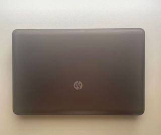 Portátil HP Gris de 15 pulgadas con funda