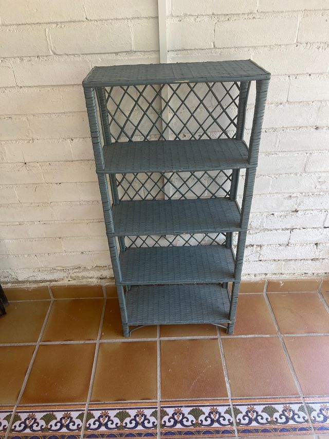 Estantería de mimbre gris