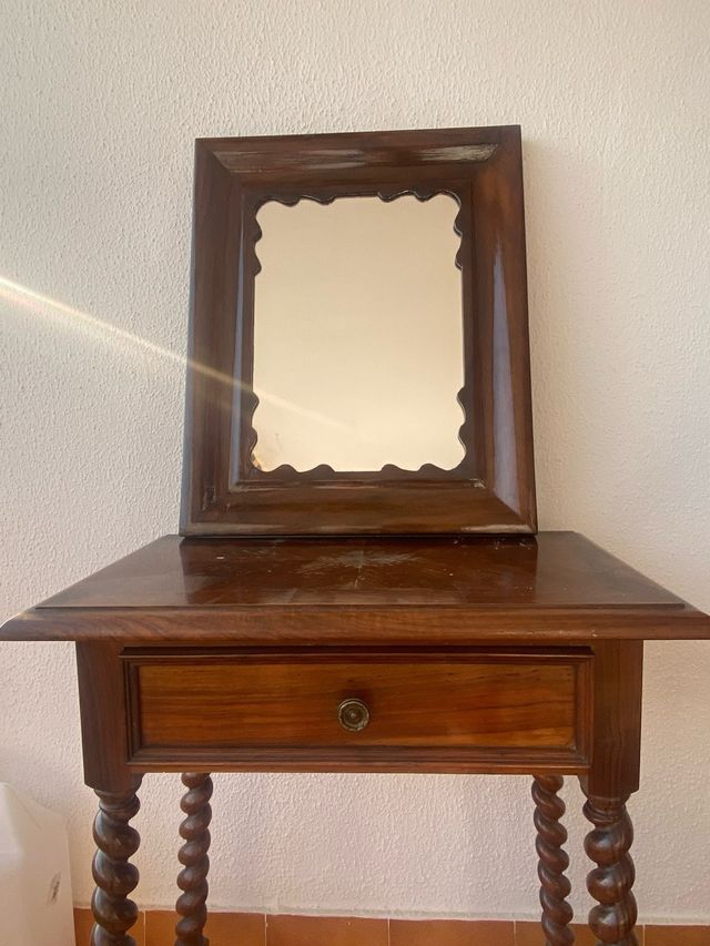 Mesa y espejo antiguo Mallorquín muy bonitos