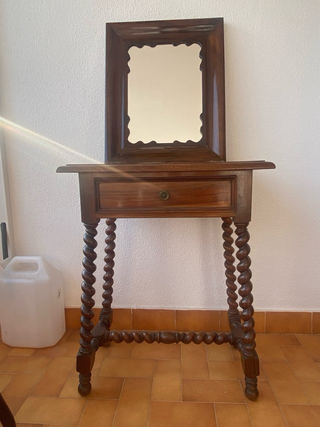 Mesa y espejo antiguo Mallorquín muy bonitos