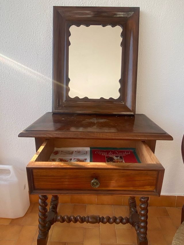 Mesa y espejo antiguo Mallorquín muy bonitos