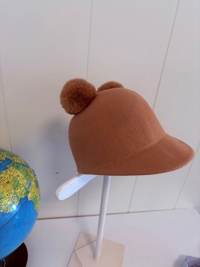 Gorro niña Zara marrón con pompones