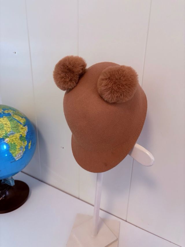 Gorro niña Zara marrón con pompones