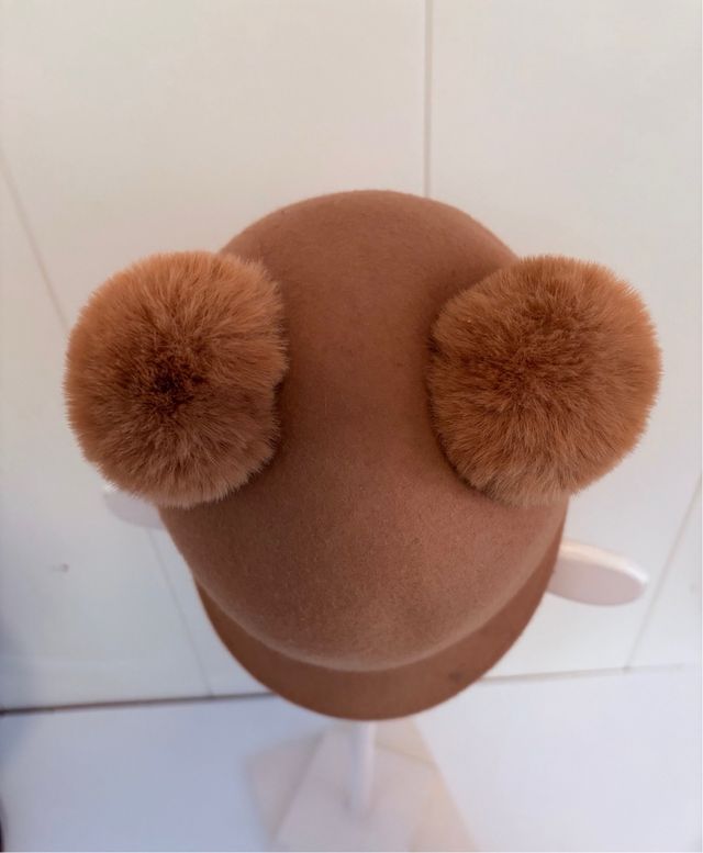 Gorro niña Zara marrón con pompones