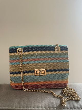 Bolso de mano tejido multicolor con cadena