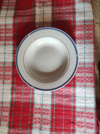 24 Platos hondos de porcelana con borde azul