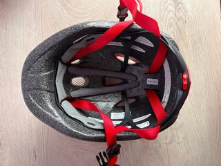 Casco de bicicleta infantil rojo con dibujos