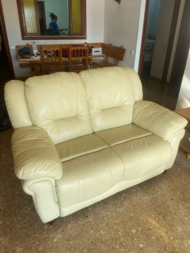 Dos Sofás piel beige uno de 2 plazas y otro de 3