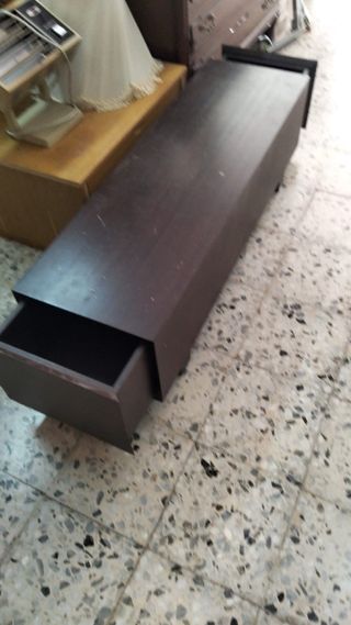 Mueble cajonero de madera marrón.para guardar cosa