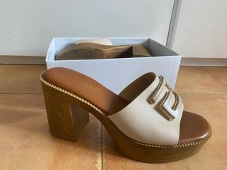 Sandalias Tulipano Beige y Marrón Tacón