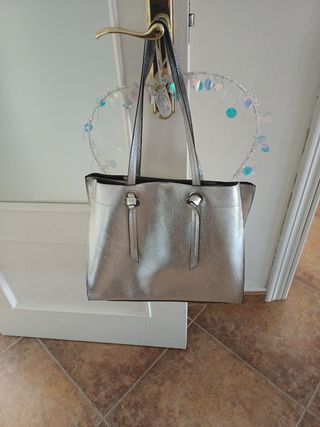 Bolso tipo saco plateado