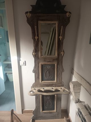 Perchero de madera con espejo y ganchos