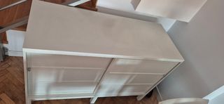 Aparador blanco con puertas correderas